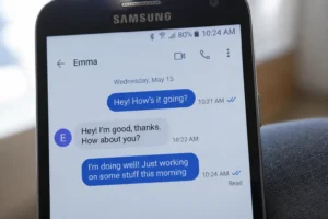 Écran Samsung Galaxy affichant une conversation avec confirmation de lecture RCS et bulles bleues